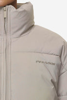 Pegador Jara Oversized Boxy Puffer Jacket Beige Detailshot aus der PEGADOR® Outerwear 24 Kollektion für DaHerren