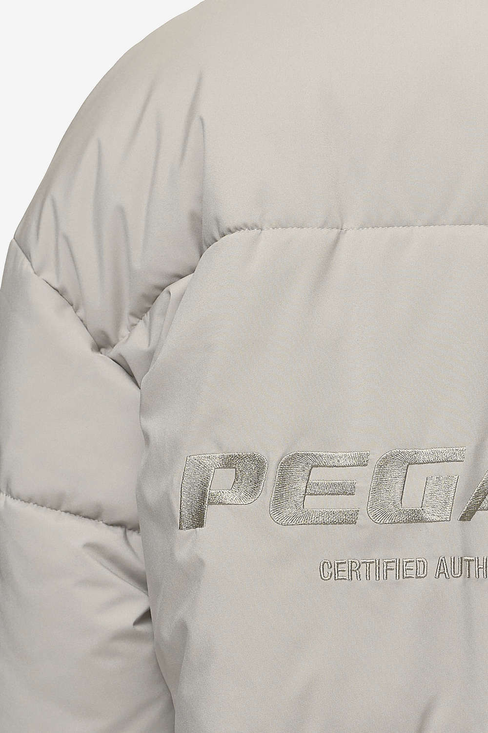 Pegador Jara Oversized Boxy Puffer Jacket Beige Detailshot aus der PEGADOR® Outerwear 24 Kollektion für DaHerren