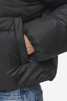 Pegador Georgia Puffer Jacket Black Detailshot aus der PEGADOR® Outerwear 24 Kollektion für DaHerren