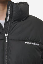 Pegador Georgia Puffer Jacket Black Detailshot aus der PEGADOR® Outerwear 24 Kollektion für DaHerren