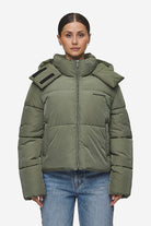 Pegador Blanca Crushed Puffer Jacket Mud Olive Seitenansicht aus der PEGADOR® Outerwear 24 Kollektion für DaHerren