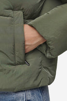 Pegador Blanca Crushed Puffer Jacket Mud Olive Detailshot aus der PEGADOR® Outerwear 24 Kollektion für DaHerren