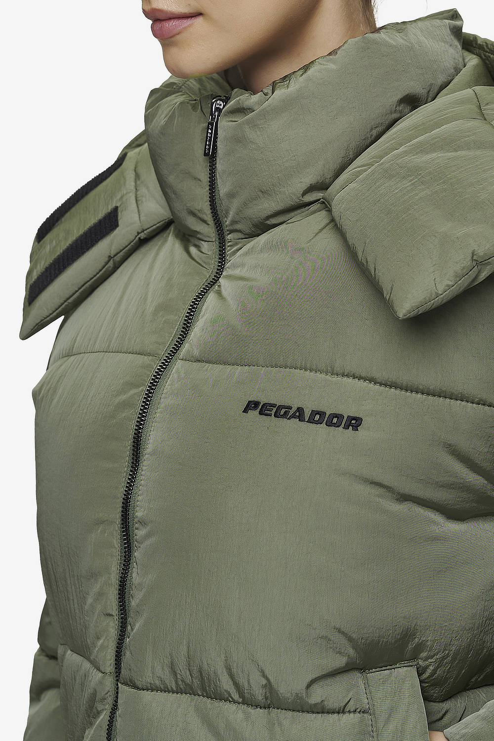 Pegador Blanca Crushed Puffer Jacket Mud Olive Detailshot aus der PEGADOR® Outerwear 24 Kollektion für DaHerren