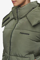 Pegador Blanca Crushed Puffer Jacket Mud Olive Detailshot aus der PEGADOR® Outerwear 24 Kollektion für DaHerren