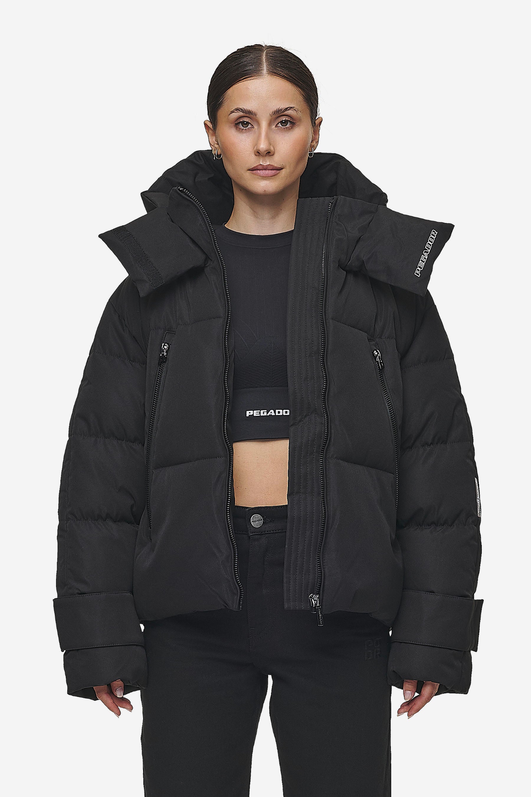 Pegador Fira Oversized Puffer Jacket Black Hauptansicht aus der PEGADOR® Outerwear 24 Kollektion für DaHerren