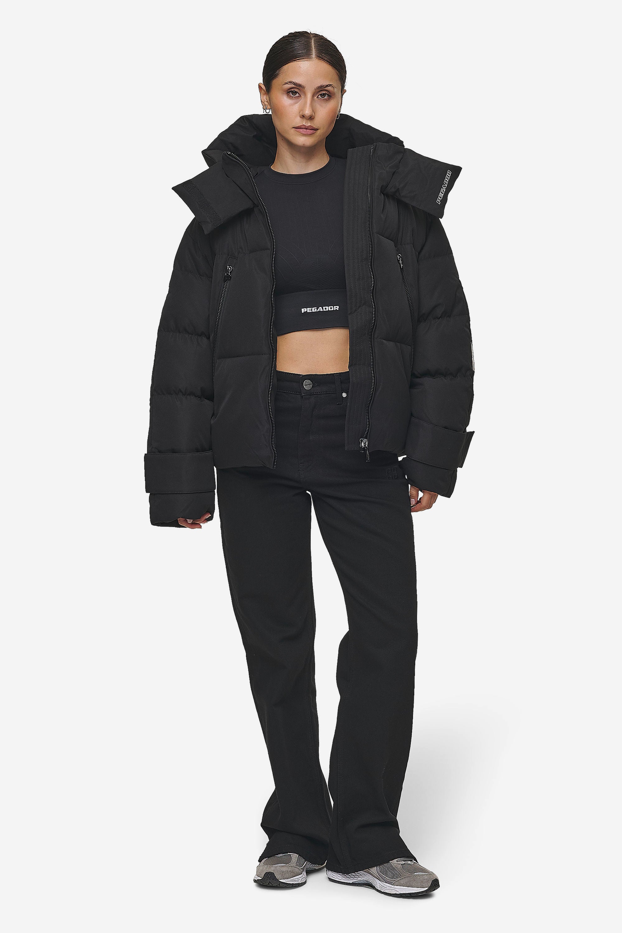 Pegador Fira Oversized Puffer Jacket Black Ganzkörper Bild aus der PEGADOR® Outerwear 24 Kollektion für DaHerren