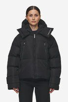 Pegador Fira Oversized Puffer Jacket Black Seitenansicht aus der PEGADOR® Outerwear 24 Kollektion für DaHerren