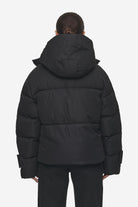 Pegador Fira Oversized Puffer Jacket Black Detailshot aus der PEGADOR® Outerwear 24 Kollektion für DaHerren