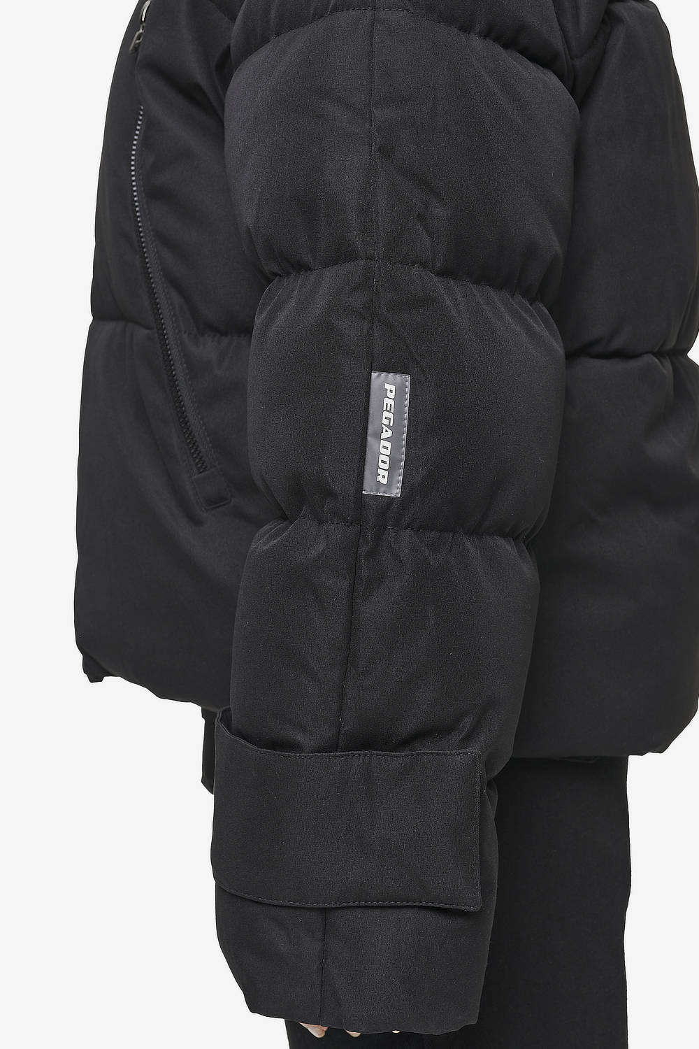 Pegador Fira Oversized Puffer Jacket Black Detailshot aus der PEGADOR® Outerwear 24 Kollektion für DaHerren