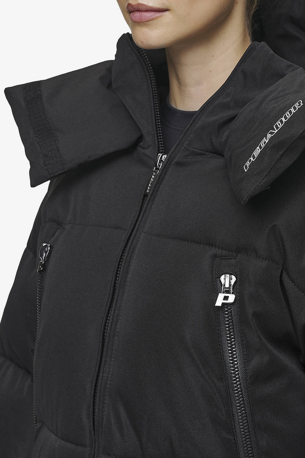 Pegador Fira Oversized Puffer Jacket Black Detailshot aus der PEGADOR® Outerwear 24 Kollektion für DaHerren