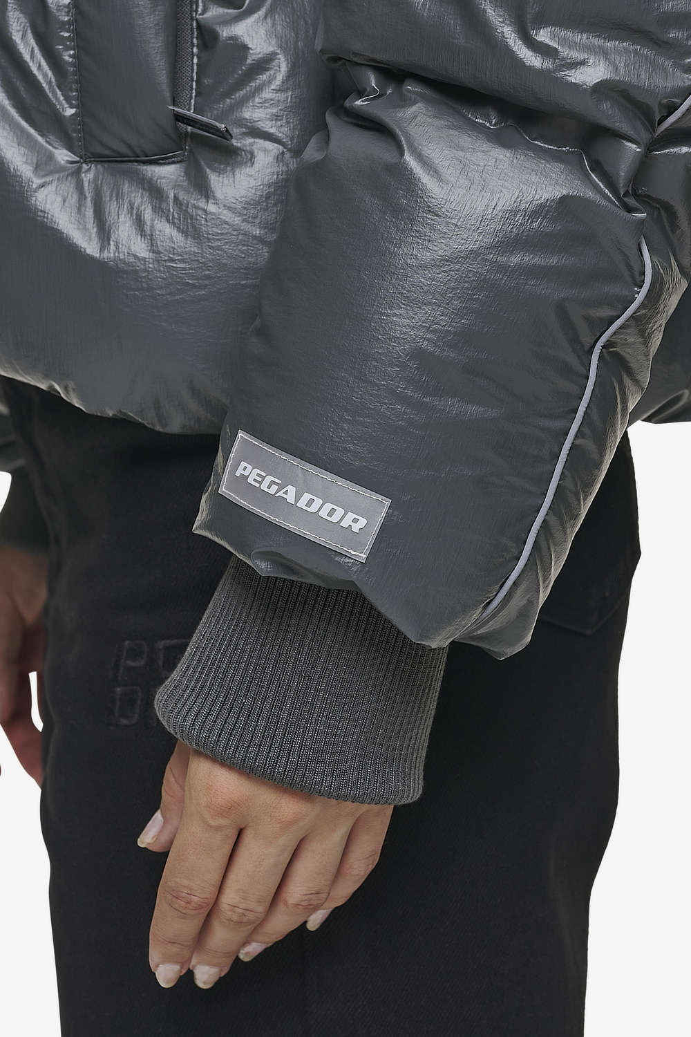 Pegador Henra Crushed Glossy Oversized Raglan Puffer Jacket Anthracite Detailshot aus der PEGADOR® Outerwear 24 Kollektion für DaHerren