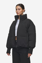 Pegador Jara Oversized Boxy Puffer Jacket Black Gegenansicht aus der PEGADOR® Outerwear 24 Kollektion für DaHerren