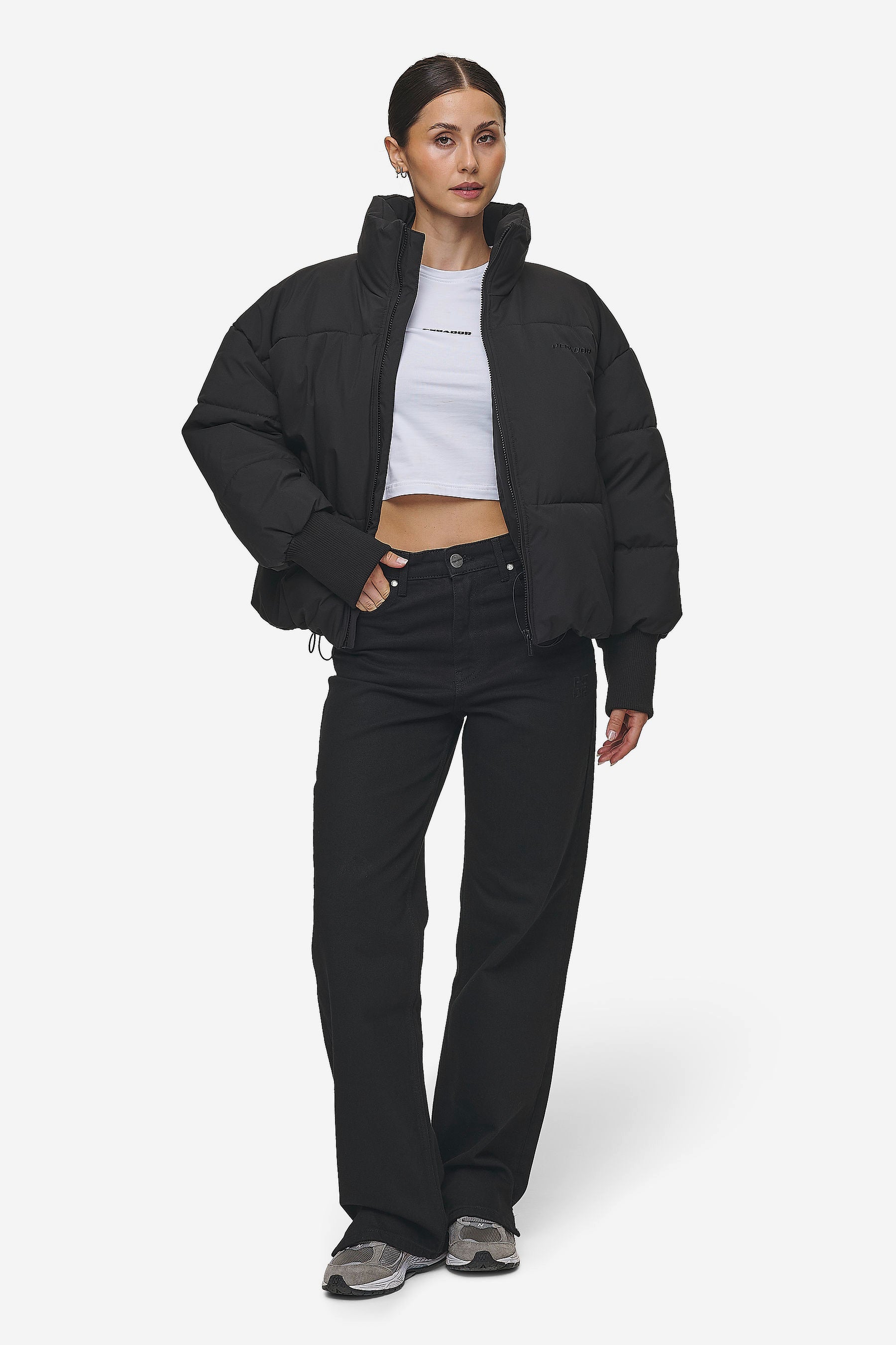 Pegador Jara Oversized Boxy Puffer Jacket Black Detailshot aus der PEGADOR® Outerwear 24 Kollektion für DaHerren