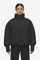 Pegador Jara Oversized Boxy Puffer Jacket Black Seitenansicht aus der PEGADOR® Outerwear 24 Kollektion für DaHerren