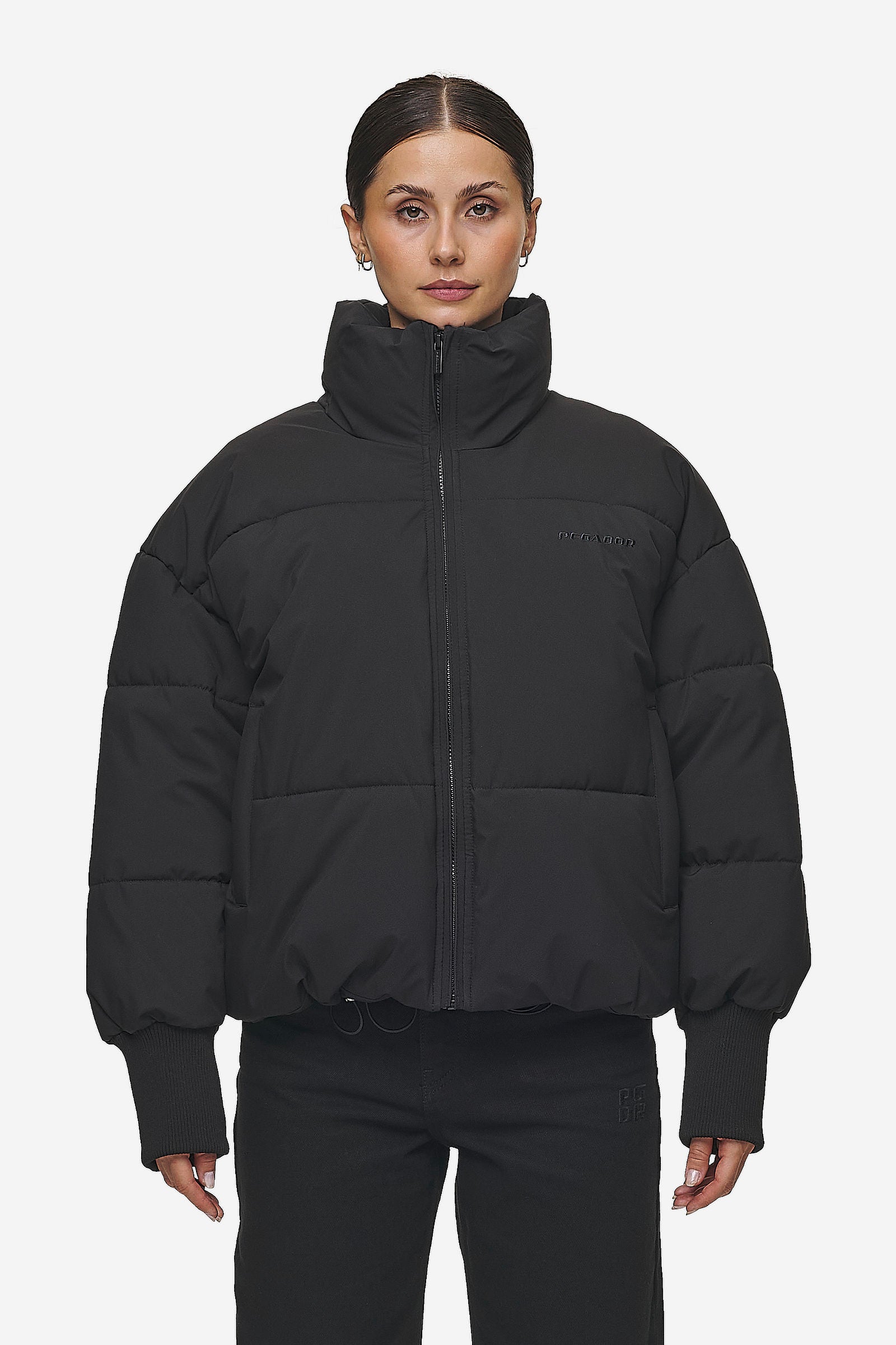 Pegador Jara Oversized Boxy Puffer Jacket Black Seitenansicht aus der PEGADOR® Outerwear 24 Kollektion für DaHerren