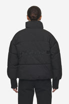 Pegador Jara Oversized Boxy Puffer Jacket Black Detailshot aus der PEGADOR® Outerwear 24 Kollektion für DaHerren