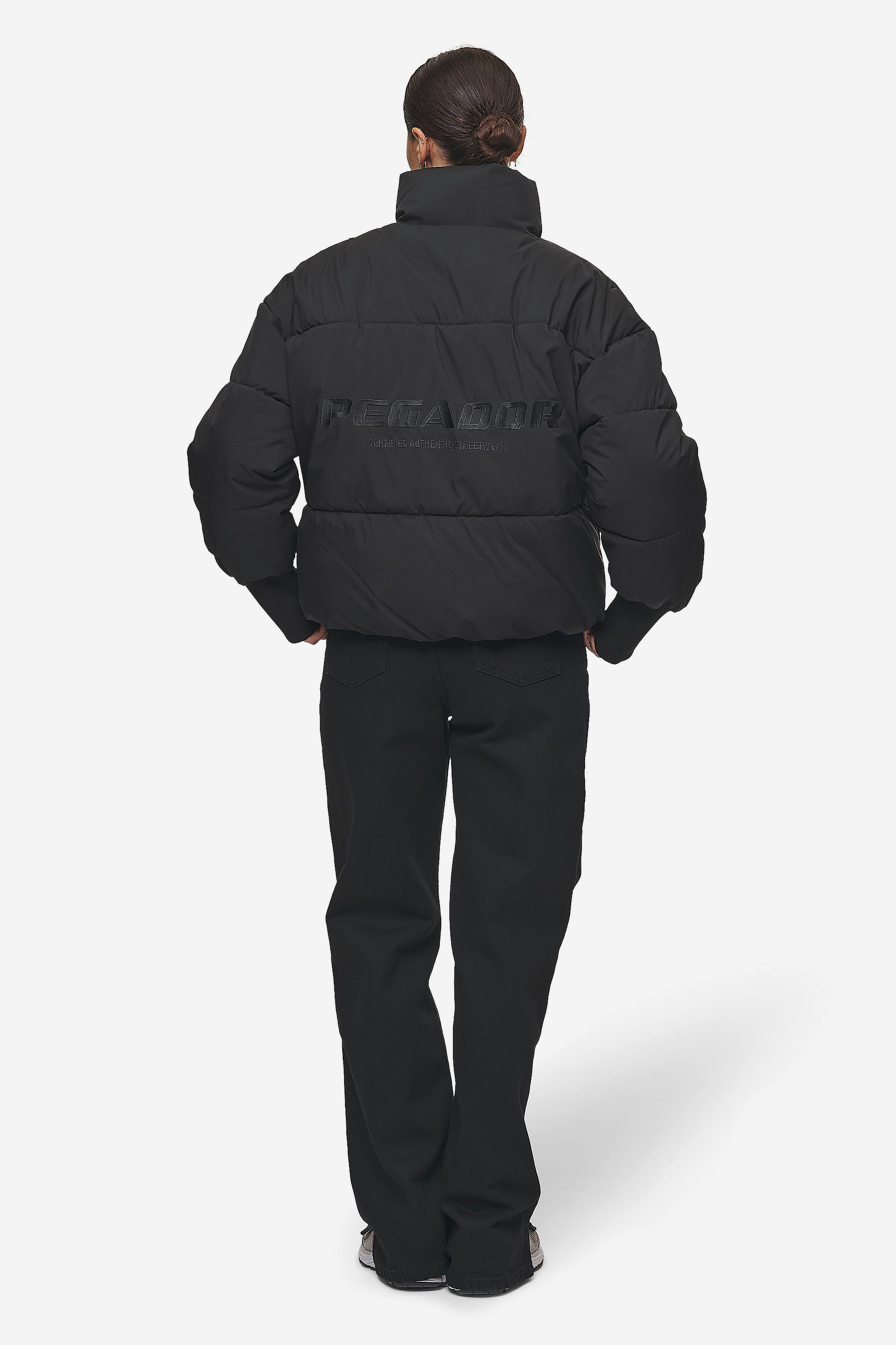 Pegador Jara Oversized Boxy Puffer Jacket Black Ganzkörper Bild aus der PEGADOR® Outerwear 24 Kollektion für DaHerren