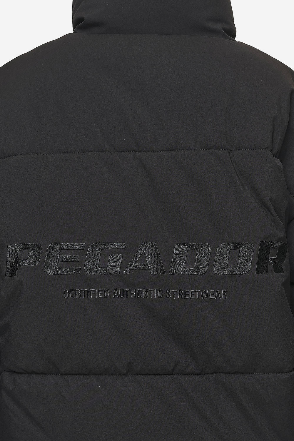 Pegador Jara Oversized Boxy Puffer Jacket Black Detailshot aus der PEGADOR® Outerwear 24 Kollektion für DaHerren