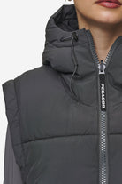 Pegador Trixy 4 In 1 Reversible Puffer Jacket Anthracite Detailshot aus der PEGADOR® Outerwear 24 Kollektion für DaHerren