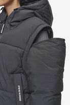 Pegador Trixy 4 In 1 Reversible Puffer Jacket Anthracite Detailshot aus der PEGADOR® Outerwear 24 Kollektion für DaHerren