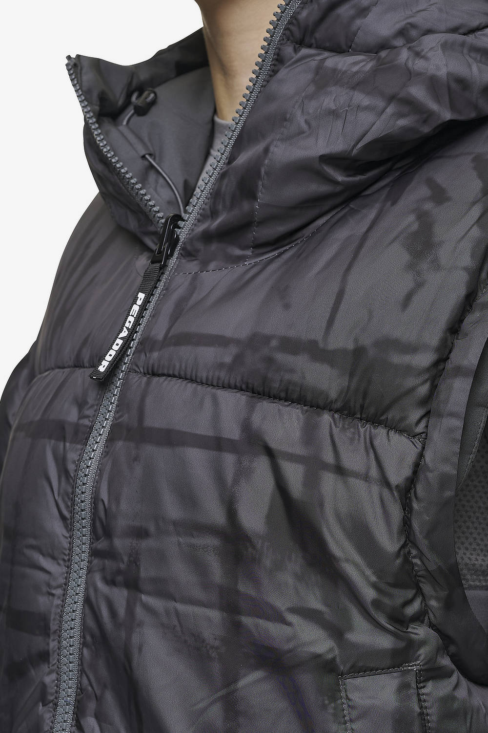 Pegador Trixy 4 In 1 Reversible Puffer Jacket Anthracite Detailshot aus der PEGADOR® Outerwear 24 Kollektion für DaHerren