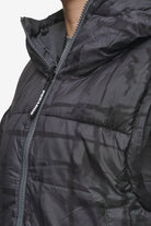 Pegador Trixy 4 In 1 Reversible Puffer Jacket Anthracite Detailshot aus der PEGADOR® Outerwear 24 Kollektion für DaHerren