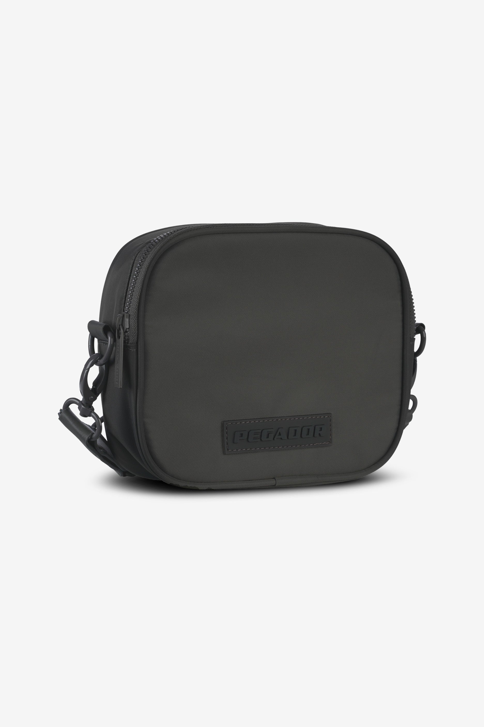 Pegador Rubber Logo Patch Nylon Shoulder Strap Bag Anthracite Hauptansicht aus der Most Alive Kollektion für Herren