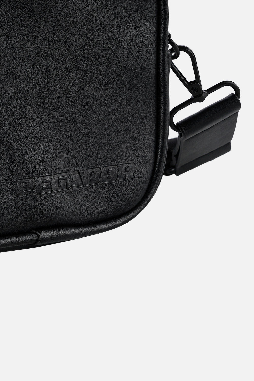 Pegador Skibo Logo Faux Leather Shoulder Strap Bag Black Detailshot aus der Never Too Late Kollektion für Herren