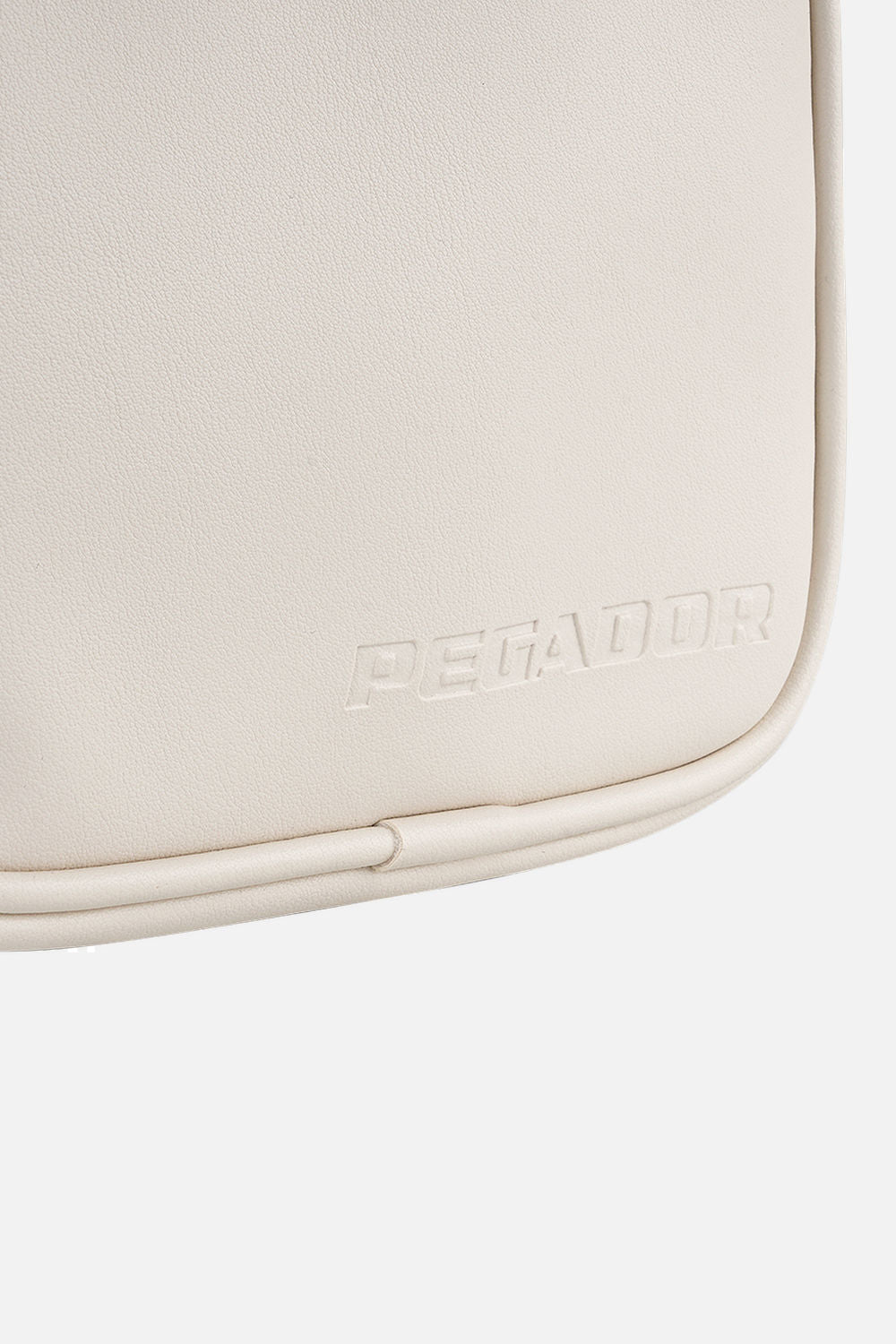 Pegador Skibo Logo Faux Leather Shoulder Strap Bag Desert Sand Detailshot aus der Never Too Late Kollektion für Herren