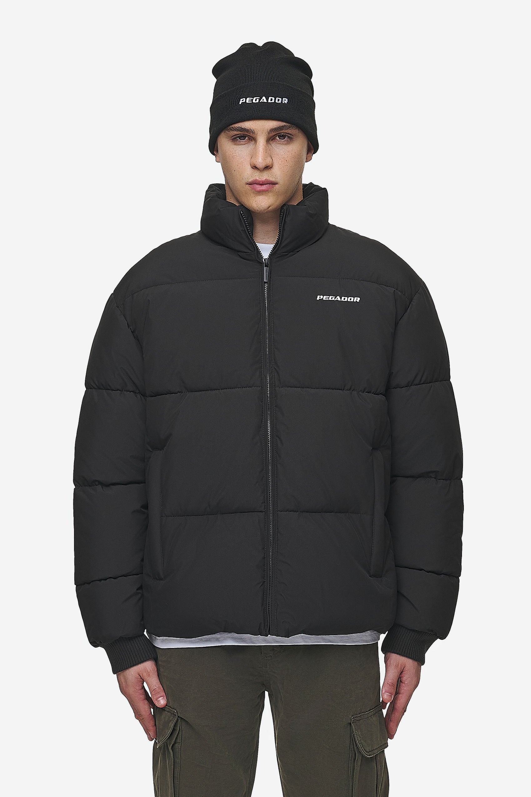 Pegador Solin Puffer Jacket Black Seitenansicht aus der PEGADOR® Outerwear 24 Kollektion für Herren