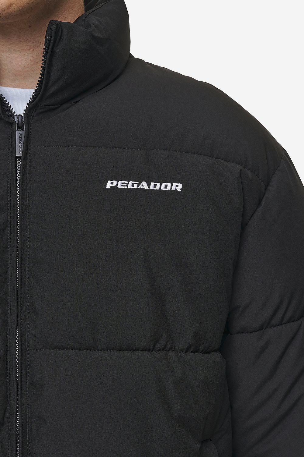 Pegador Solin Puffer Jacket Black Detailshot aus der PEGADOR® Outerwear 24 Kollektion für Herren