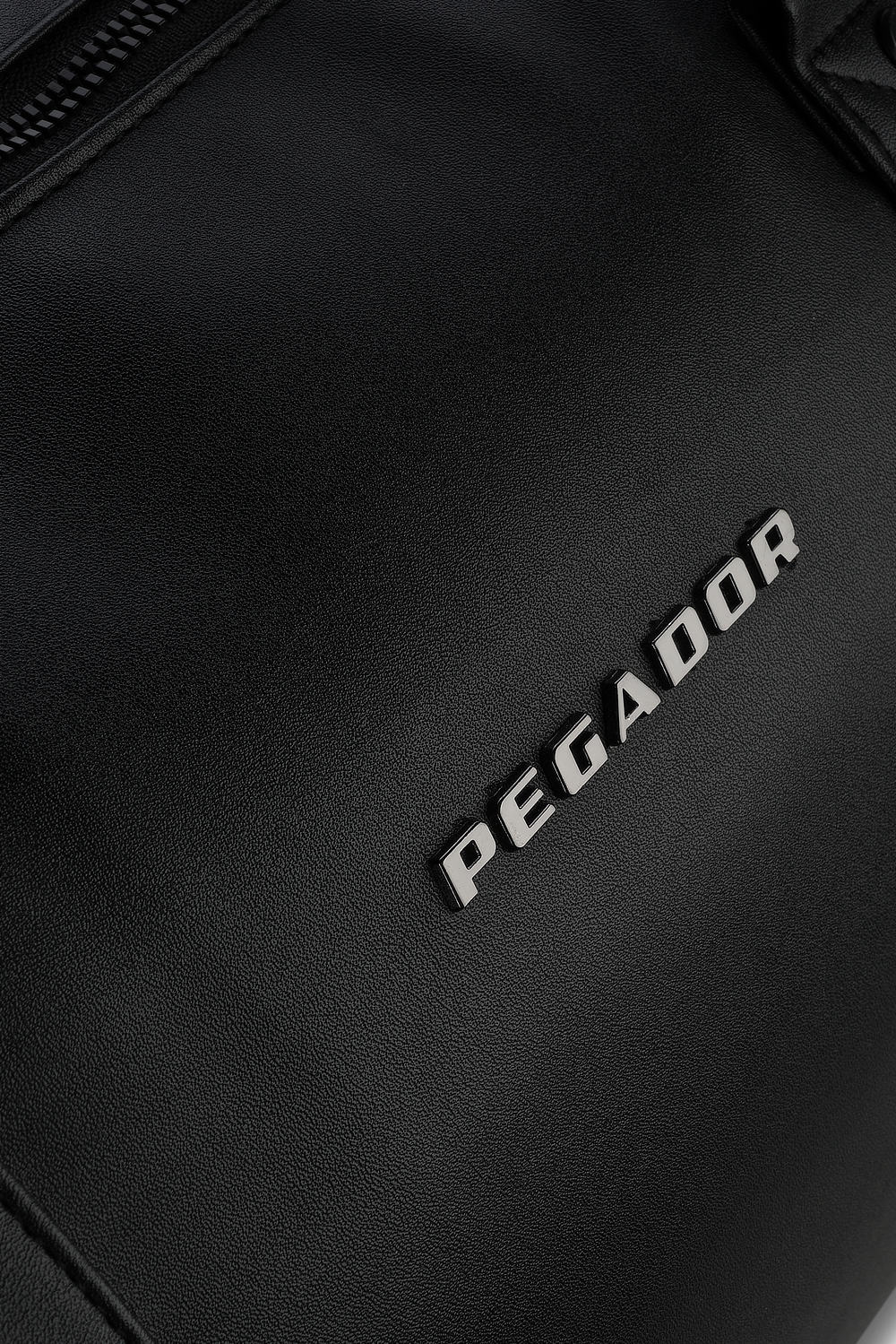 Pegador Strahan Logo Faux Leather Weekender Black Detailshot aus der Most Alive Kollektion für Herren