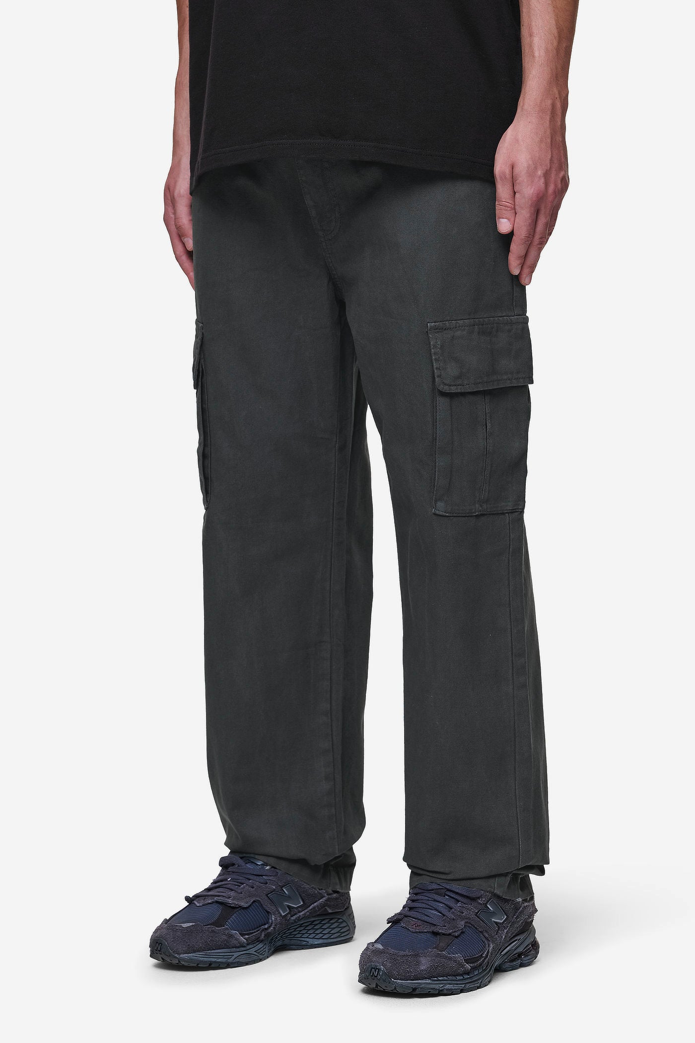 Pegador Waymir Cargo Pants Dark Grey Seitenansicht aus der PEGADOR® Jeans Kollektion für Herren