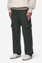 Pegador Waymir Cargo Pants Olive Green Seitenansicht aus der PEGADOR® Jeans Kollektion für Herren