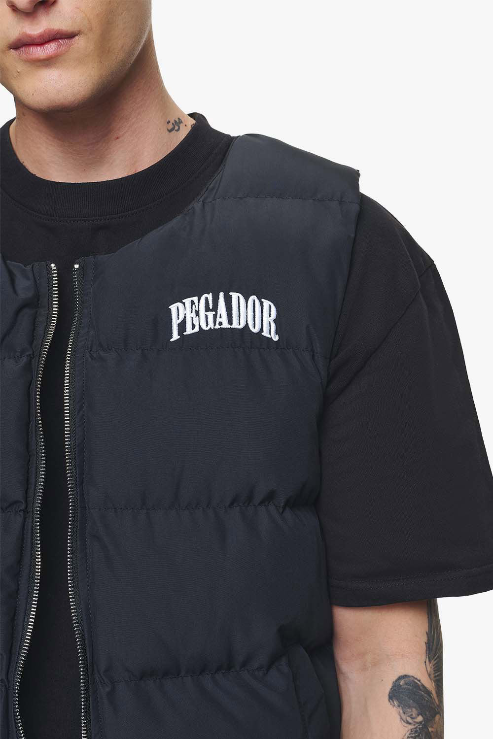 Pegador Aberdeen Round Neck Puffer Vest Black Ink Detailshot aus der Trust The Process Kollektion für Herren