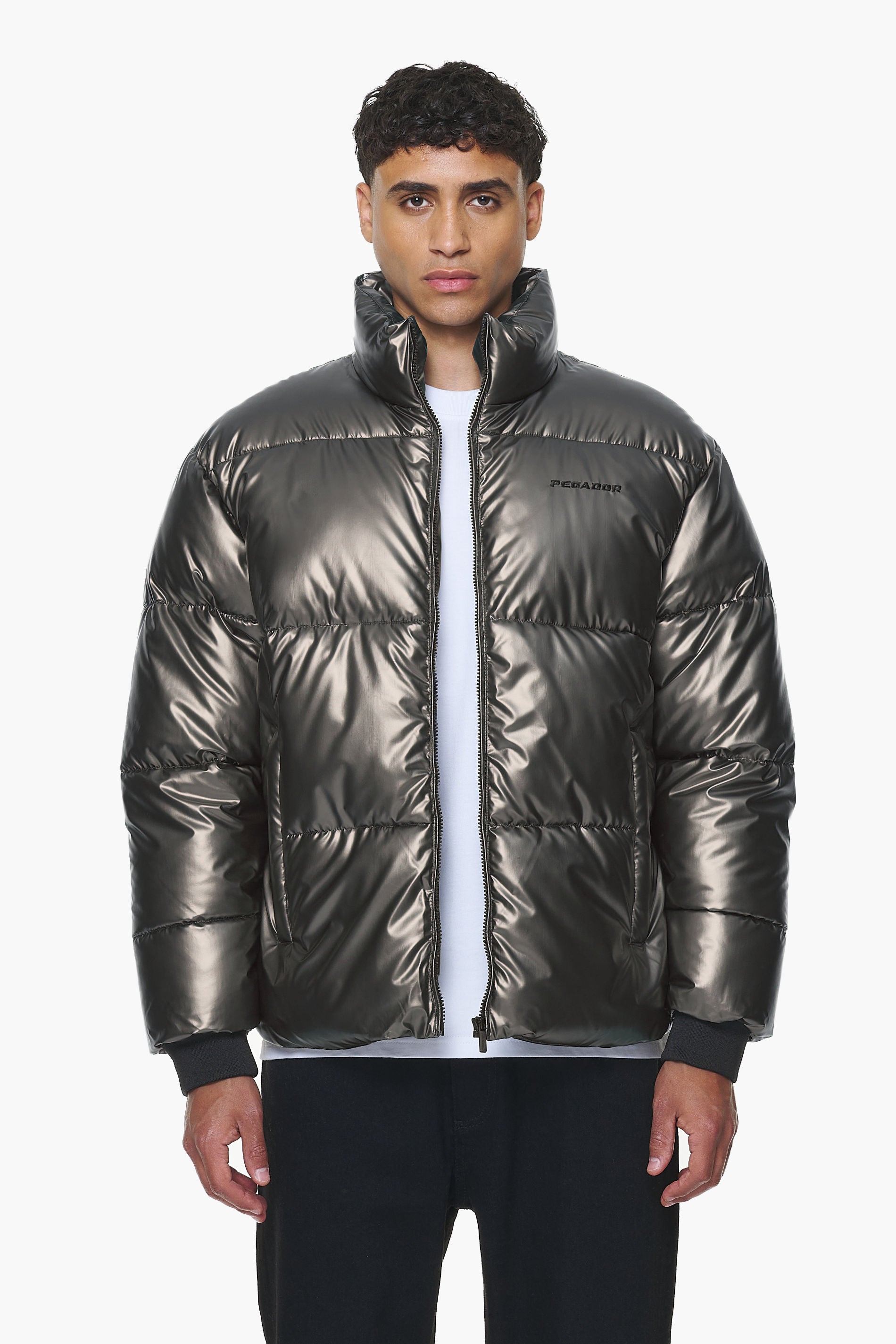 Pegador Solin Glossy Puffer Jacket Dark Chrome Hauptansicht aus der PEGADOR® Outerwear 23 Kollektion für Herren