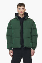 Pegador Solin Crushed Puffer Jacket British Green Hauptansicht aus der PEGADOR® Outerwear 23 Kollektion für Herren