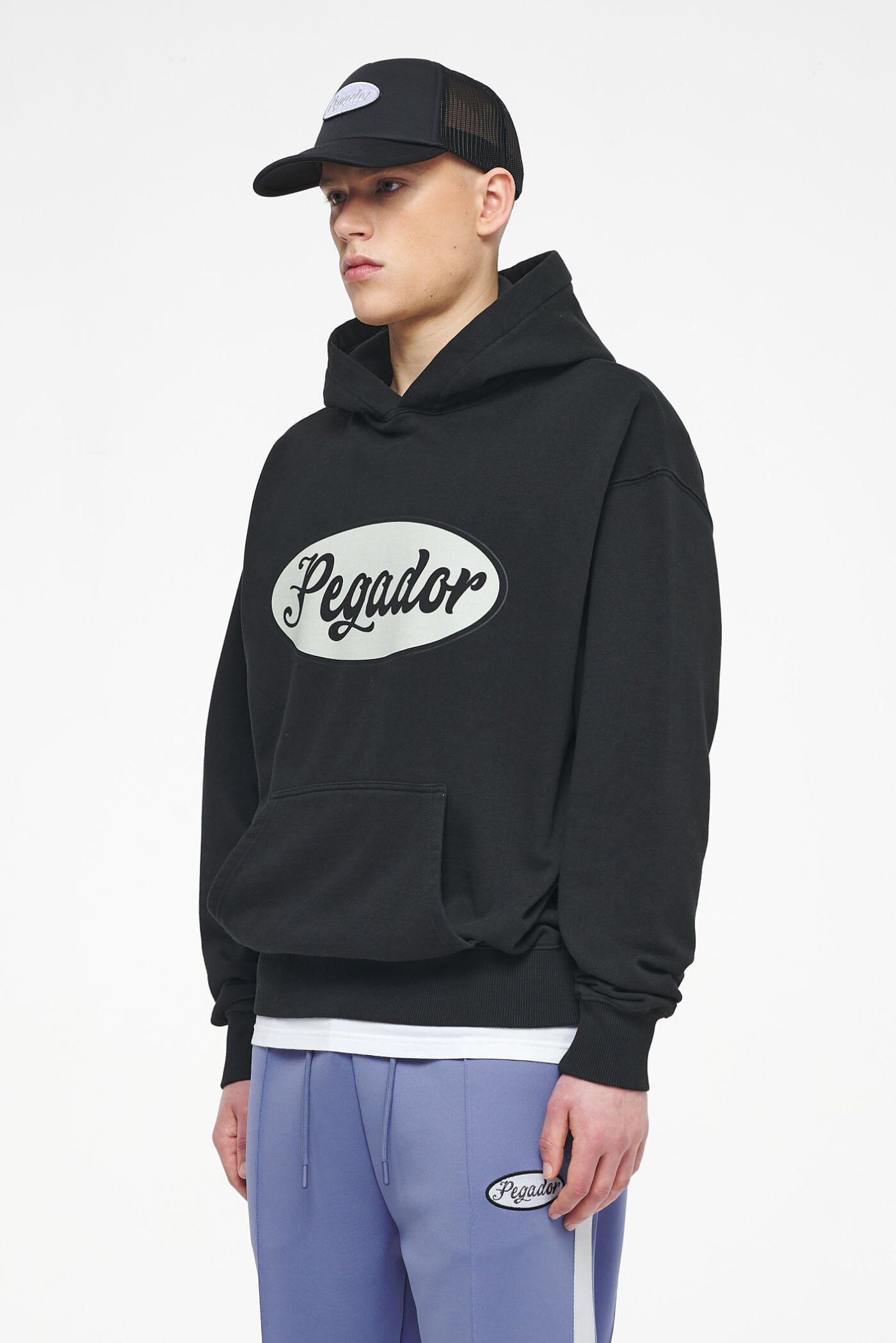 Pegador West Oversized Hoodie Vintage Washed Black Ink White Seitenansicht aus der Trust The Process Kollektion für Herren