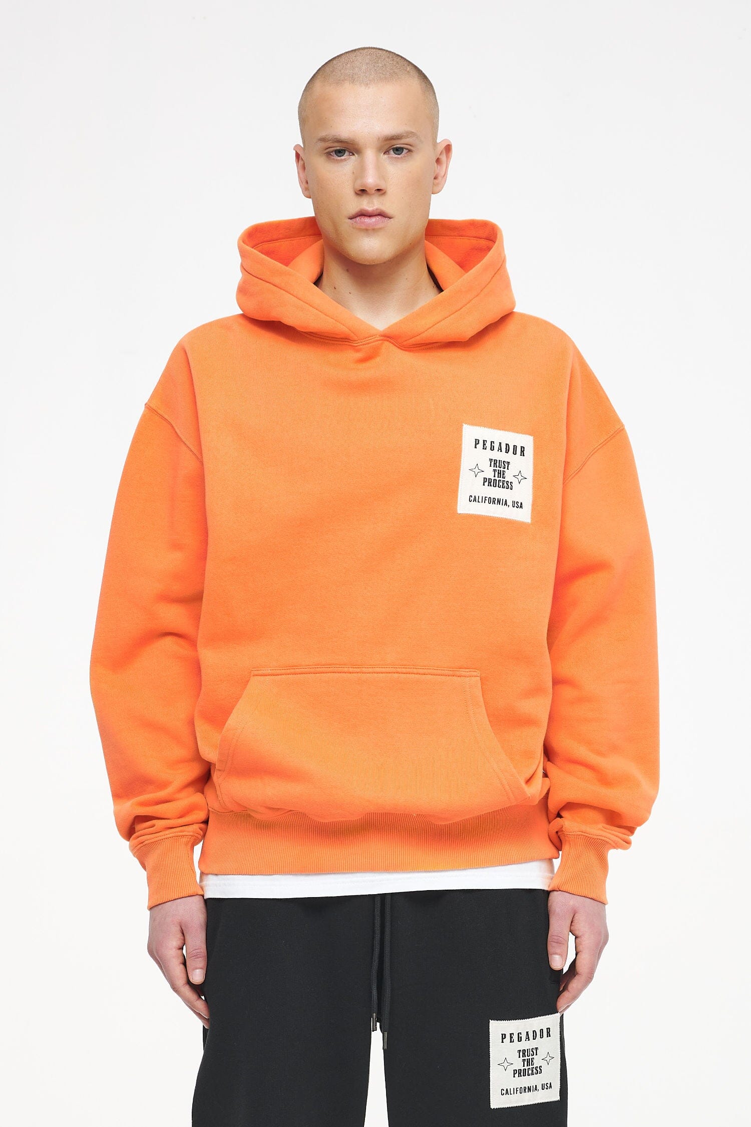 Pegador Salal Oversized Hoodie Vintage Washed Sunrise Orange Seitenansicht aus der Trust The Process Kollektion für Herren