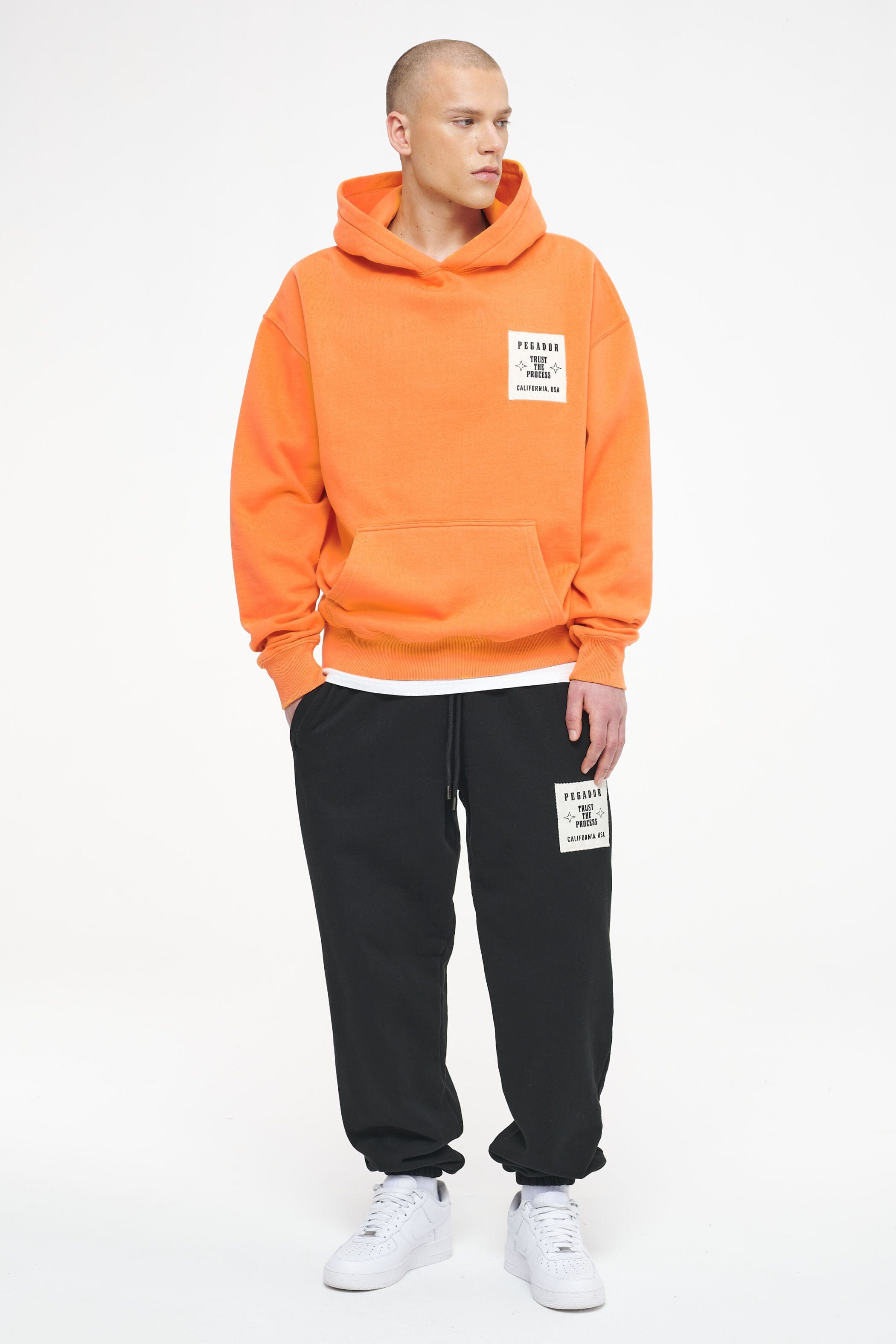 Pegador Salal Oversized Hoodie Vintage Washed Sunrise Orange Ganzkörper Bild aus der Trust The Process Kollektion für Herren