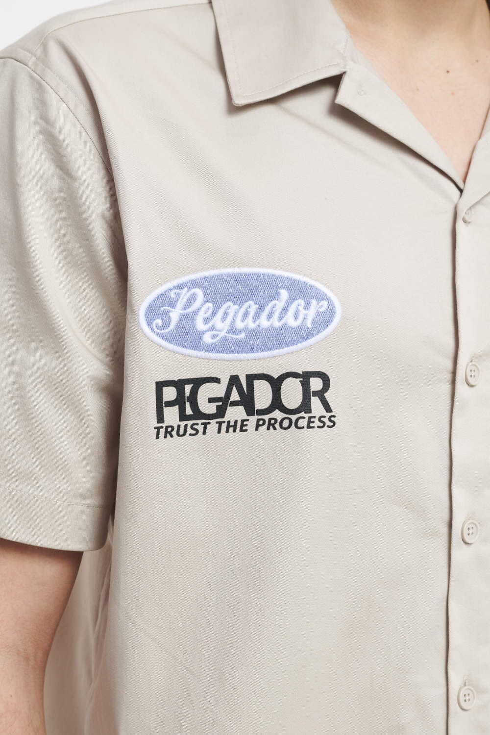 Pegador Briar Work Shirt Angels Cream Detailshot aus der Trust The Process Kollektion für Herren