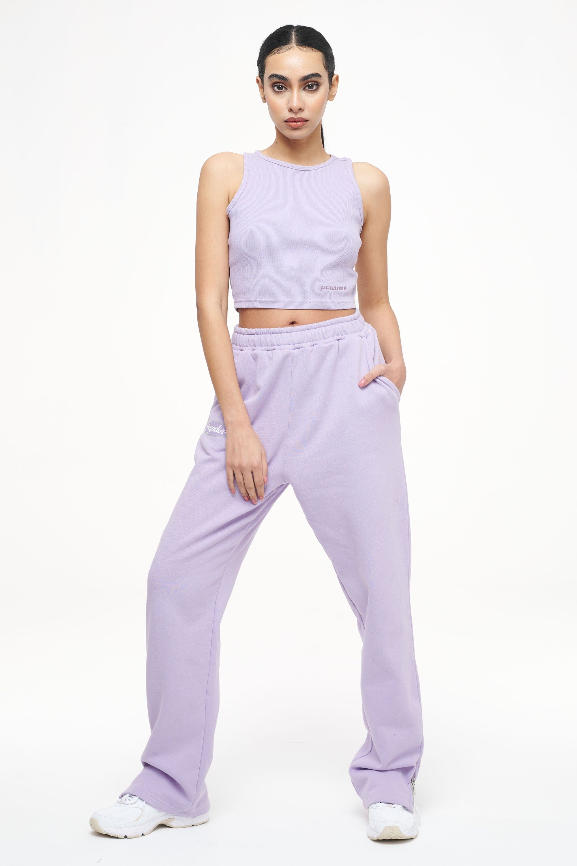 Pegador Ayla Crop Top Vintage Washed Purple Paste Ganzkörper Bild aus der Trust The Process Kollektion für DaHerren