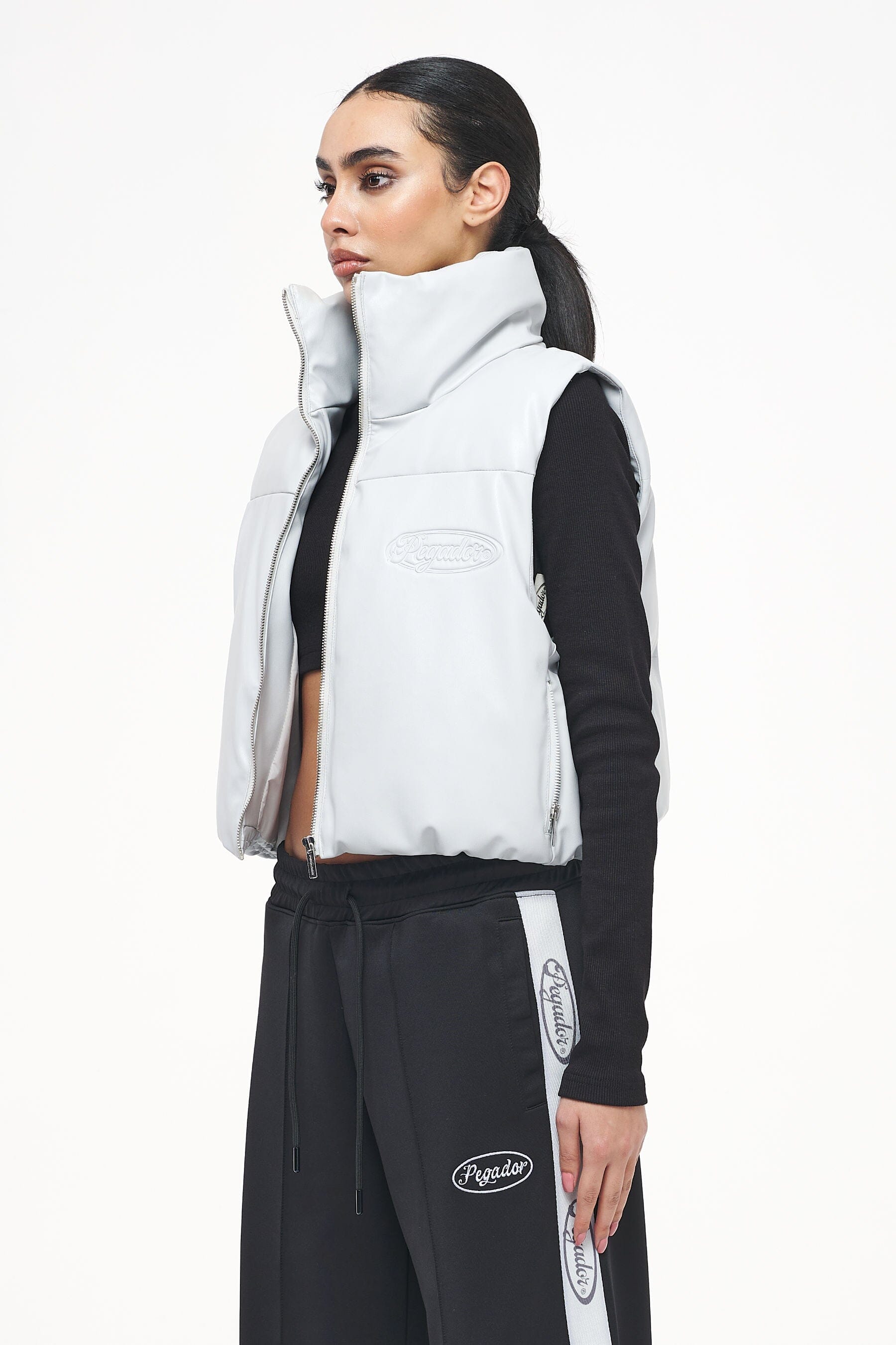 Pegador Zito Cropped Faux Leather Vest Quiet Gray Gegenansicht aus der Trust The Process Kollektion für DaHerren