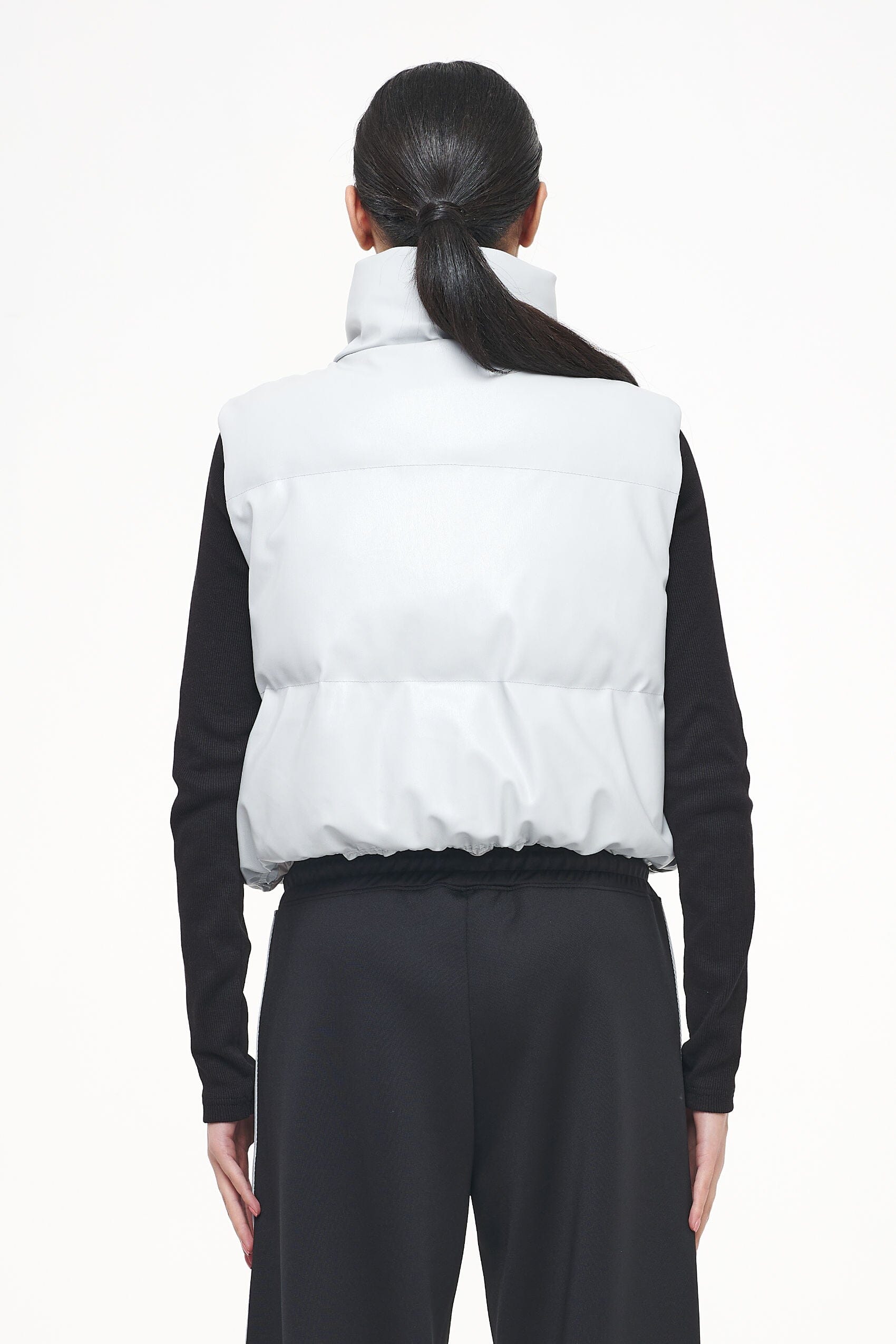 Pegador Zito Cropped Faux Leather Vest Quiet Gray Detailshot aus der Trust The Process Kollektion für DaHerren